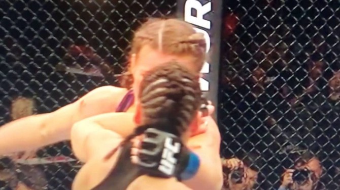 VIDEO: Õõvastav - naisvabavõitlejal löödi UFC matšis kõrv pea küljest lahti