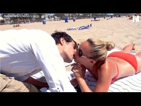 VIDEO: Trikk, kuidas saada kuumi tüdrukuid endaga suudlema