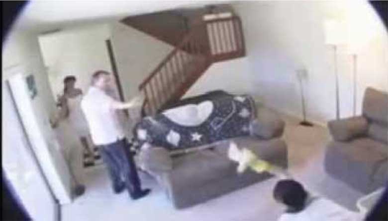 VIDEO: Mees paigaldab tuppa salakaamera, et näha kellega ta naine teda petab