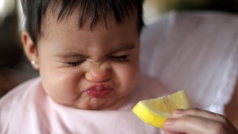 VIDEO: Väikesed lapsed esimest korda sidrunit söömas