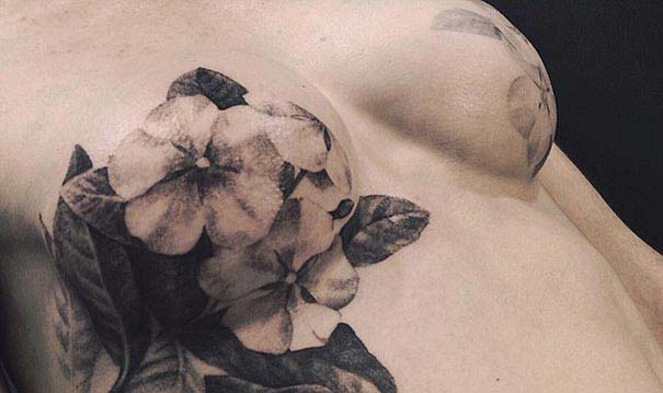 FOTOD: Tattoomeistrid aitavad rinnavähi seljatanud naistel peita koledaid arme rinnalt