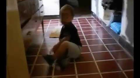 VIDEO: Enneolematu - vaata, mis olend jookseb lapse selja tagant läbi