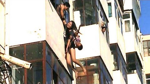 VIDEO: Mees püüab kinni oma aknast alla hüppava naise