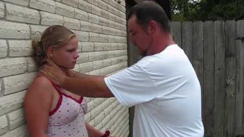 VIDEO NAISTELE: Väga kasulik õpetus, kuidas kaitsa ennast kägistava mehe eest