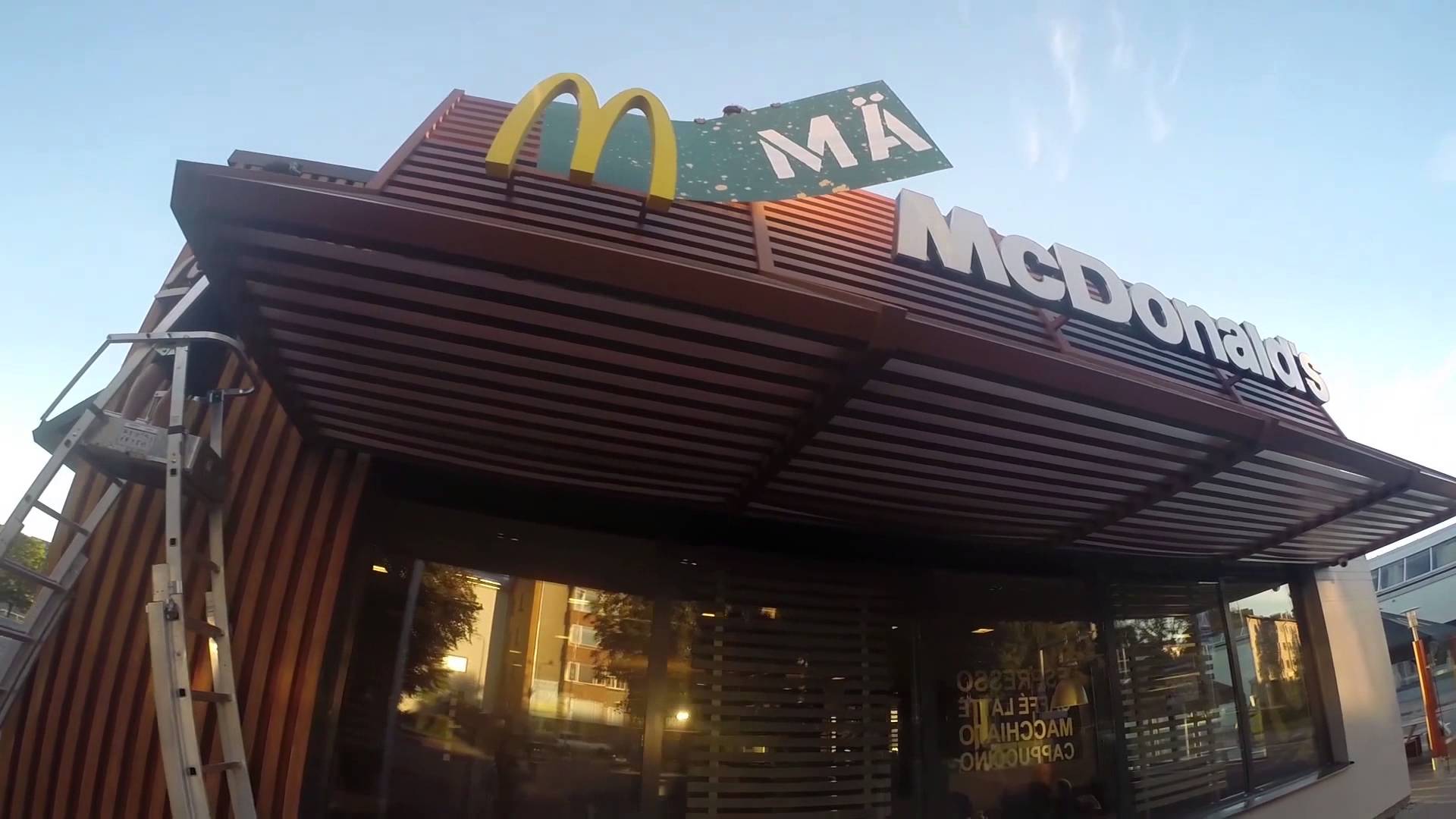 VIDEO: Noormehed tegid Tartu McDonald'sile tünga