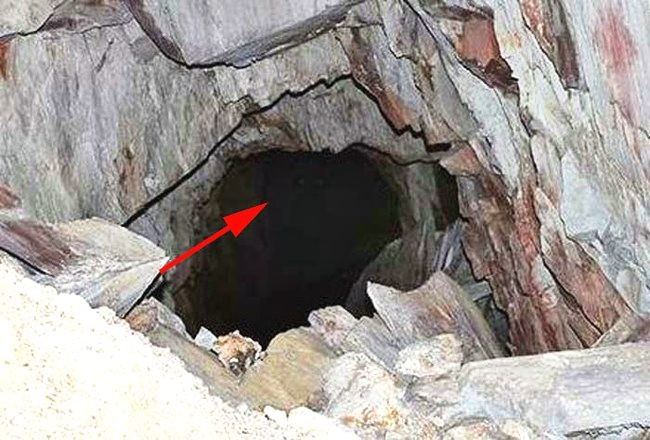 Kui foto on suurendatud siis on seal selgelt näha mingi kuju, mis peidab ennast seal kaevanduses.