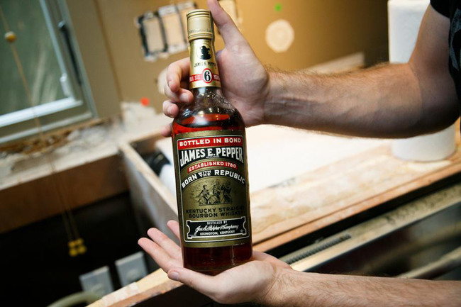 ... pudel burboon viskit nimega James E. Pepper