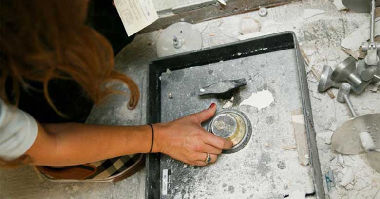 FOTOD: Köögi renoveerimise käigus tuli põranda seest välja seif – uskumatu, mis seal sees oli