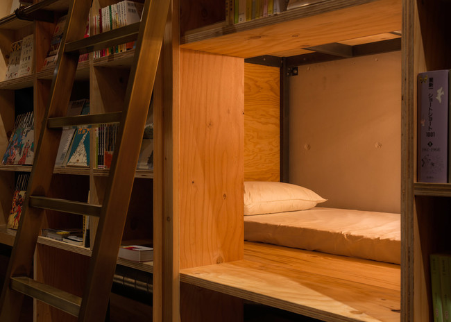 Tokyos avatakse hostel, kus saab magada raamaturiiuli sees.