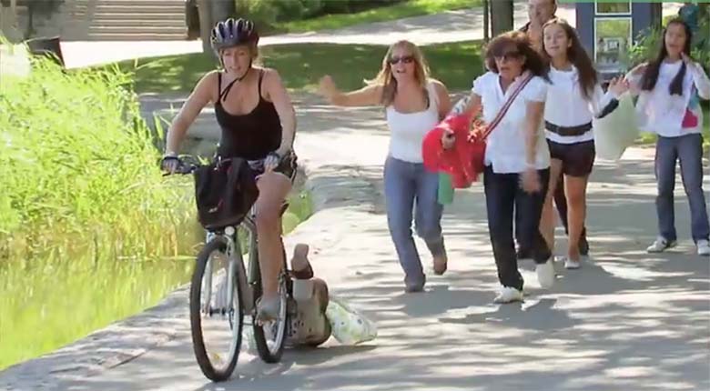 VIDEO: Emal kukub beebi ratta pakiraamilt asfaldile
