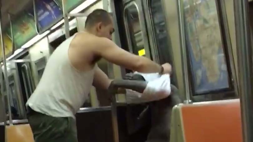 VIDEO: Vaata, mida see võõras mees teeb metroos kodutule mehele