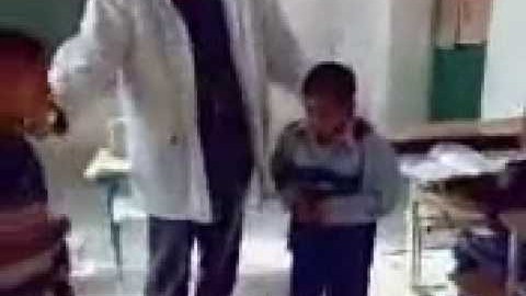 VIDEO: Kohutav, kuidas see õpetaja kahte väikest poissi koolis peksab