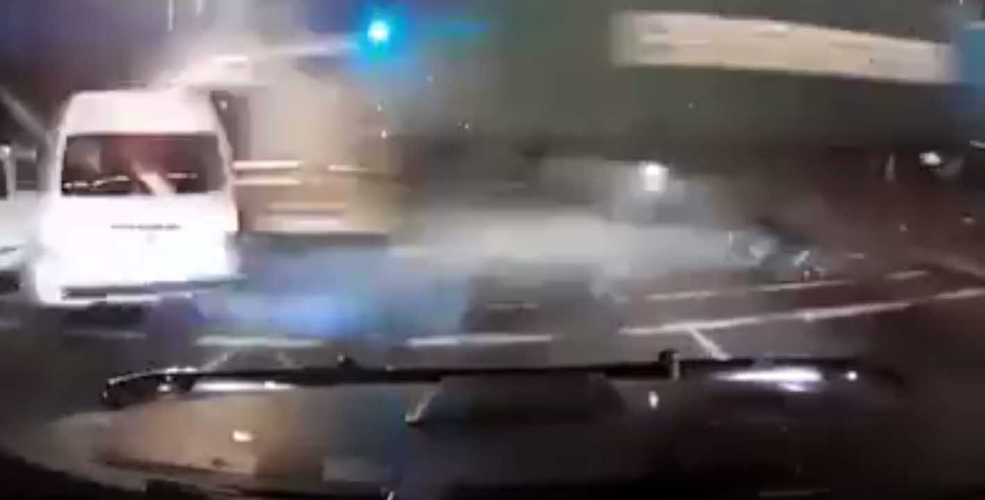 VIDEO: Kohutav avarii - rekka sõidab ristmikult umbes 10-nest autost ülisuure kiirusega läbi
