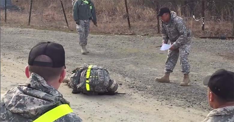 VIDEO: Naisterahvast sõjaväe kapten kukub kurnatusest kokku - vaata, mis mehed teevad selle peale