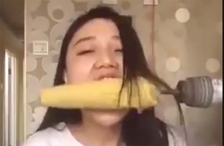 VIDEO: Väga jube - vaata, mis selle neiuga juhtub, kui ta üritab maisi trelliga süüa