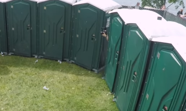 VIDEO: Uhh - vaata, mis selle naisega juhtub, kui ta ühel festivalil tualetti külastab