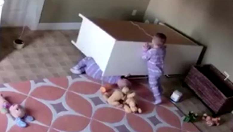 VIDEO: 2-aastane poiss päästab oma kaksikvenna surmasuust