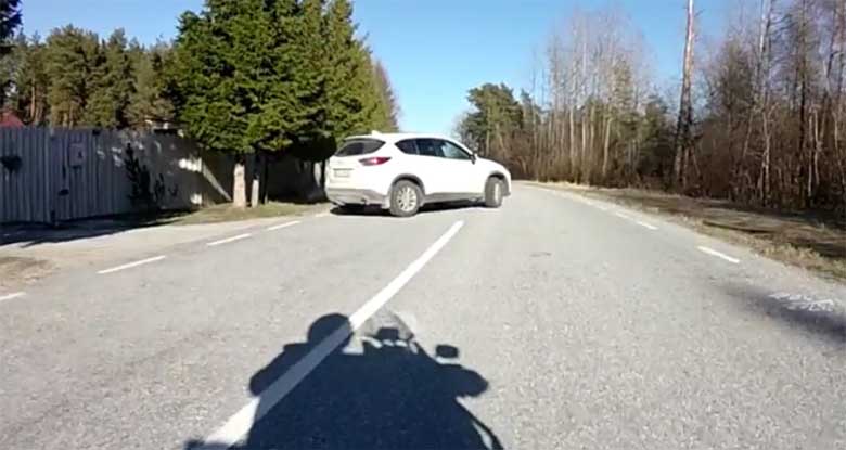 VIDEO: Harju-Risti-Riguldi-Võntküla mnt. Autojuht keeras mootorrattale ette ise läbi akna naerdes
