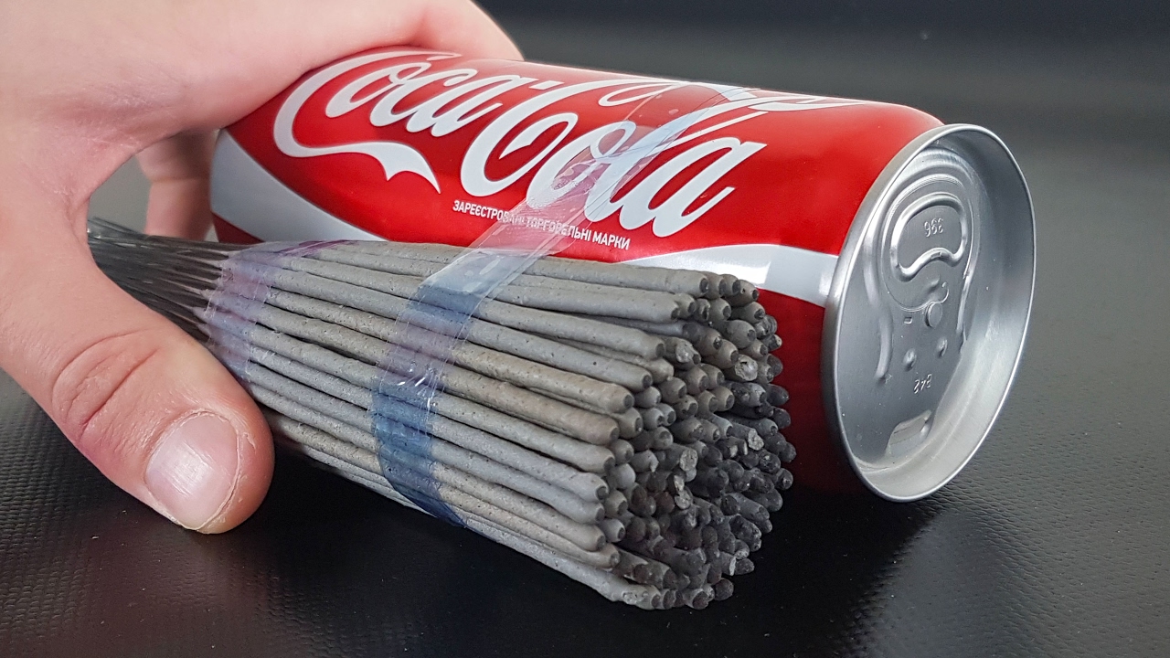 VIDEO: VAATA, MIS JUHTUB, KUI Coca-Cola purgi ümber säraküünlad põlema panna