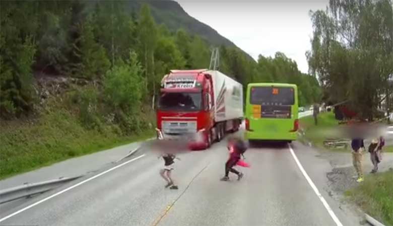 KOHUTAV VIDEO: LAPS jooksis rekkale maanteel ette