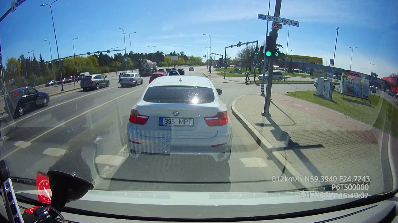 VIDEO: TALLINNAS Järve keskuse juures läksid tülli BMW X6 ja kaubik