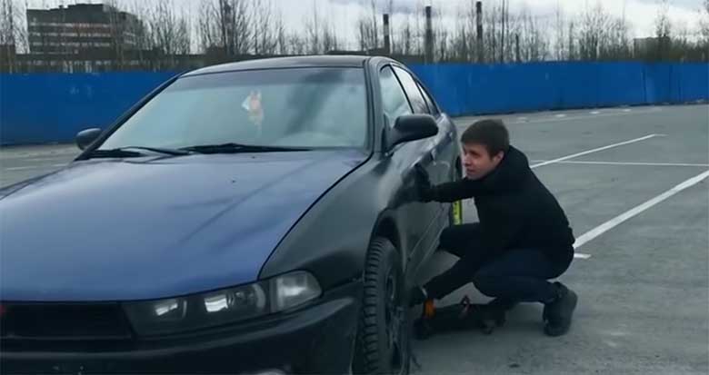 VIDEO: VAATA, KUI lihtsalt saab tungrauaga auto avada