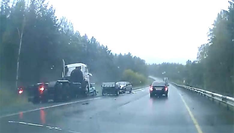 VIDEO: ÜLIRÄNK liiklusõnnetus, kus süüdlaseks möödasõitu tegev veoauto – nõrganärvilistele keelatud