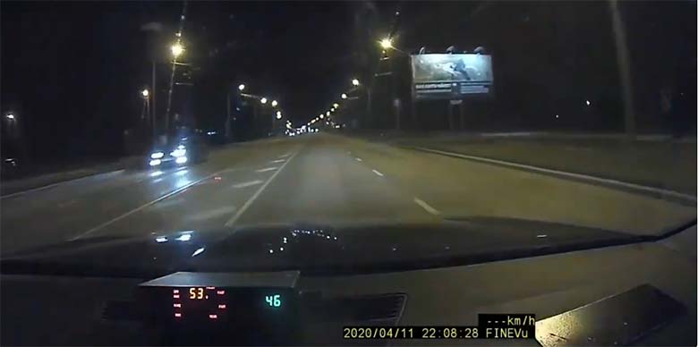 VIDEO: Politsei peatab udutulede vale kasutamise eest auto kinni – Liikluspolitseinik Darvy Kõdar manitseb juhte udutulesid õigesti kasutama