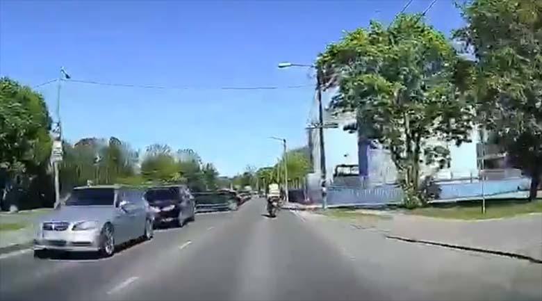 VIDEO: VÄGA tähelepanematu ja ebaviisakas autojuht – vaata, kuidas auto õppesõidu mootorrattale ette keerab