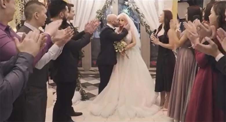 PULMAVIDEO: NONII, Kasahstani musklimees abiellus lõpuks oma seksnukuga