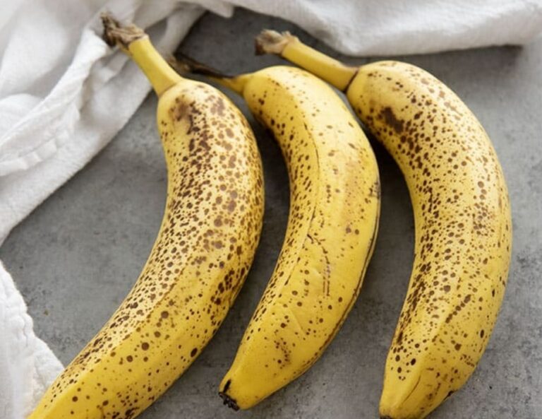 HAHA, hea nali – Tütarlaps ostab Keskturult kolm banaani. Paneb ühe teksatagi rinnatasku…