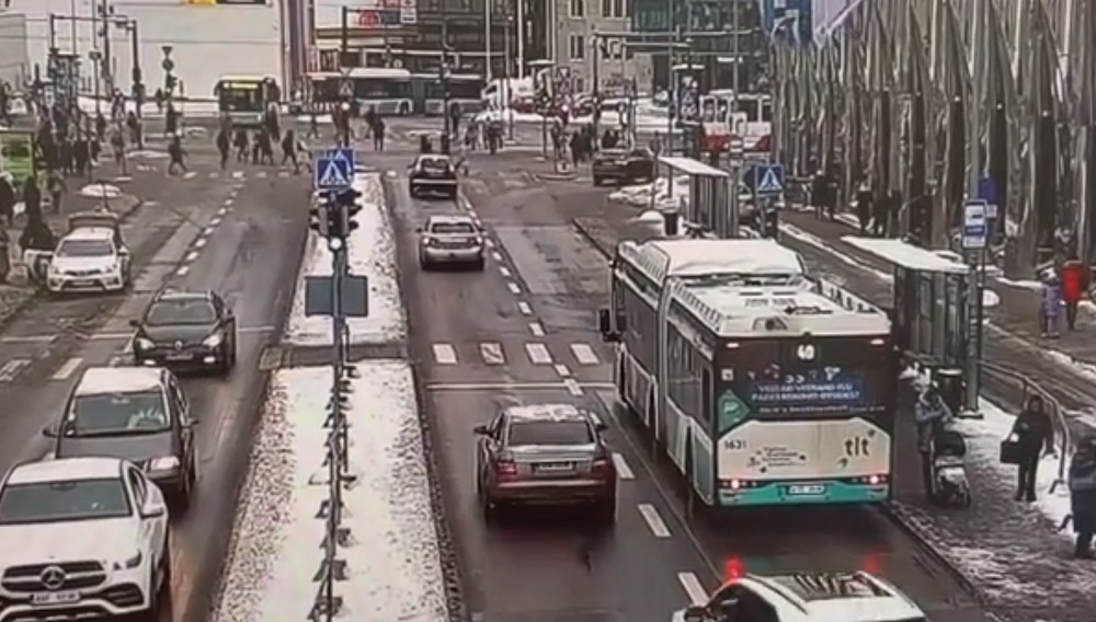 VIDEO: Olgem tähelepanelikud - Tallinna kesklinnas sai jalakäija ülekäigurajal autolt löögi