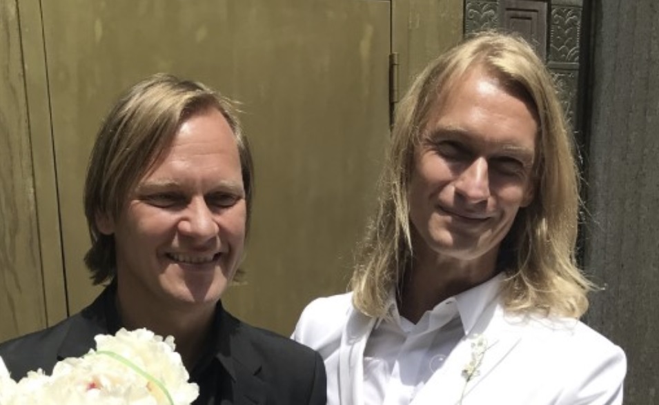 FOTO: Ettevõtjatest abielupaar Mart Haber ja Taivo Piller panid oma lastele eriti ägedad riided tähtsa päeva puhul selga