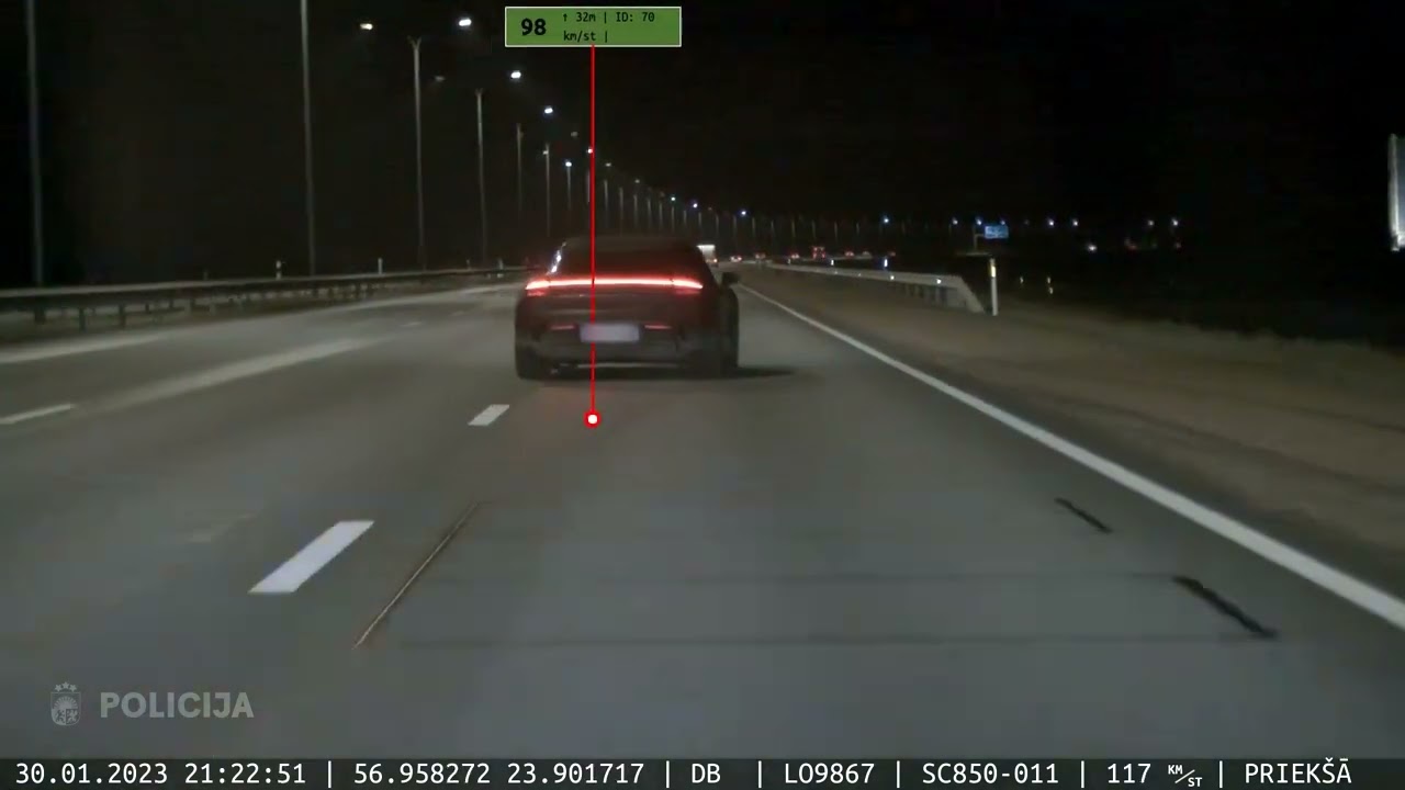 VIDEO: Vaata, kuidas politsei 196 km/h kihutanud Porsche kinni peatab