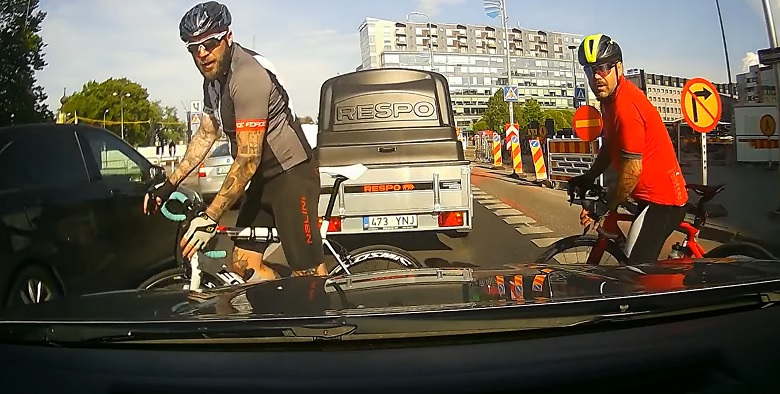 LIIKLUSRAEV TALLINNAS: Kuradi tont, tule välja – Kaks jalgratturit läksid nii närvi, et tahtsid autojuhile …