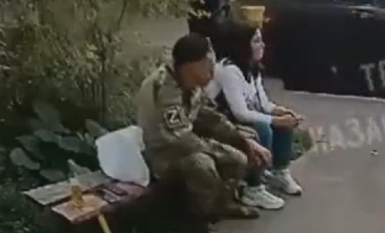 VIDEO: MISASJA – Rindelt naasnud Vene sõdur viskab granaadi oma kodukohas tänavale laste silme all
