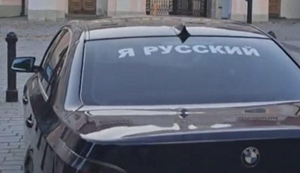 Politsei trahvis я русский teksti sõidukitele kleepimise eestvedajat – trahvi suurus on päris korralik