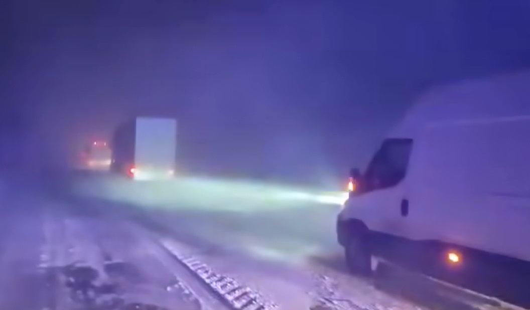 VIDEO: Tallinna-Narva maanteel olid autod mitmeid tunde lumes kinni - kolonn oli mitu kilomeetrit pikk