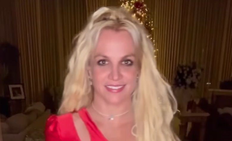VIDEO: Britney Spearsi fännid väljendasid muret, kui ilmus video, kus laulja lebab voodis ilma riieteta.
