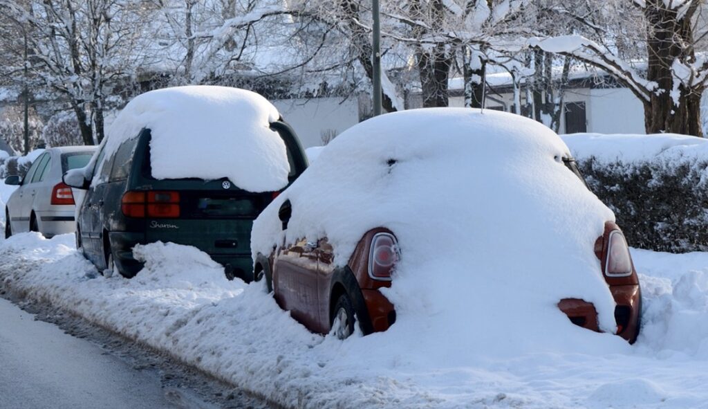5 varianti, kuidas lumine ja jääs auto kiirelt puhtaks saada