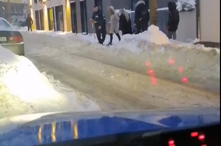 VIDEO: Eile märkas Liiklusjärelevalvetalituse patrull sõidukit, mis lumevalli tõttu ei saanud teha…