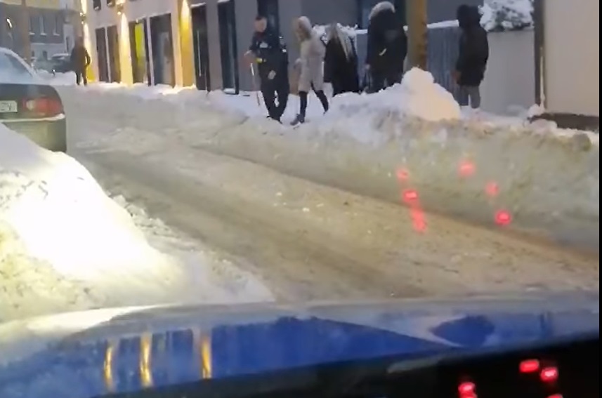 VIDEO: Eile märkas Liiklusjärelevalvetalituse patrull sõidukit, mis lumevalli tõttu ei saanud teha...