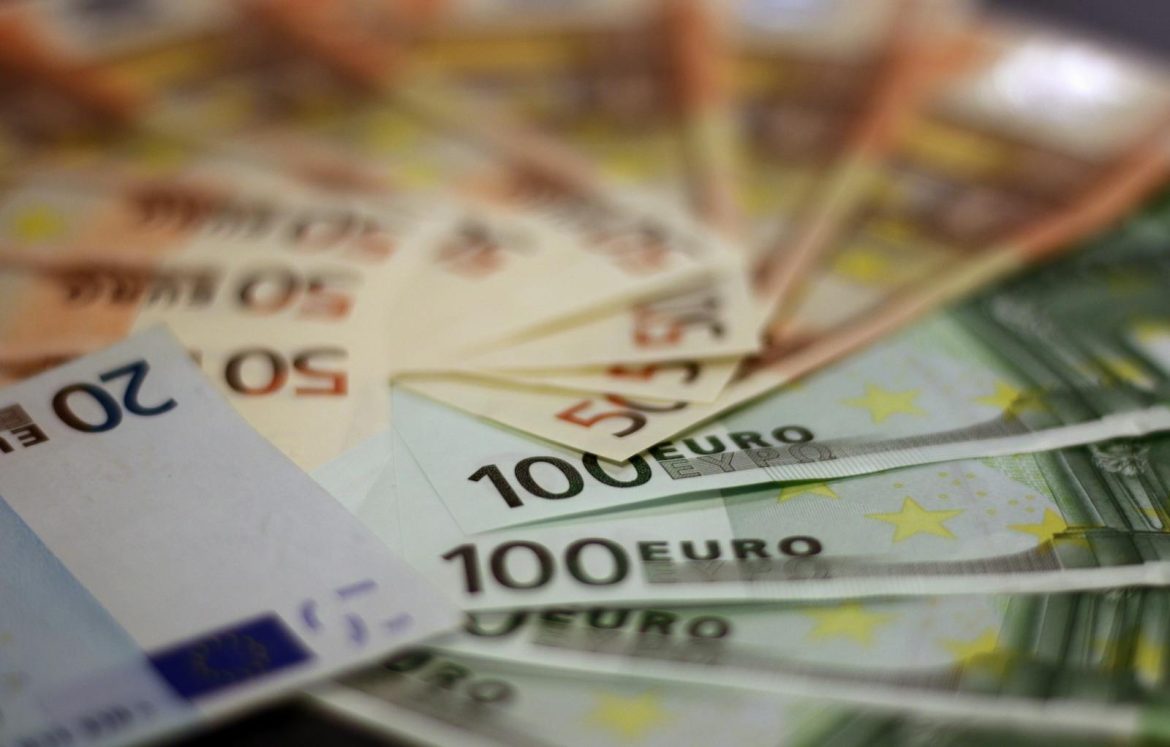 Close-up of various euro banknotes fanned out, symbolizing wealth and financial success. Raha, eurod