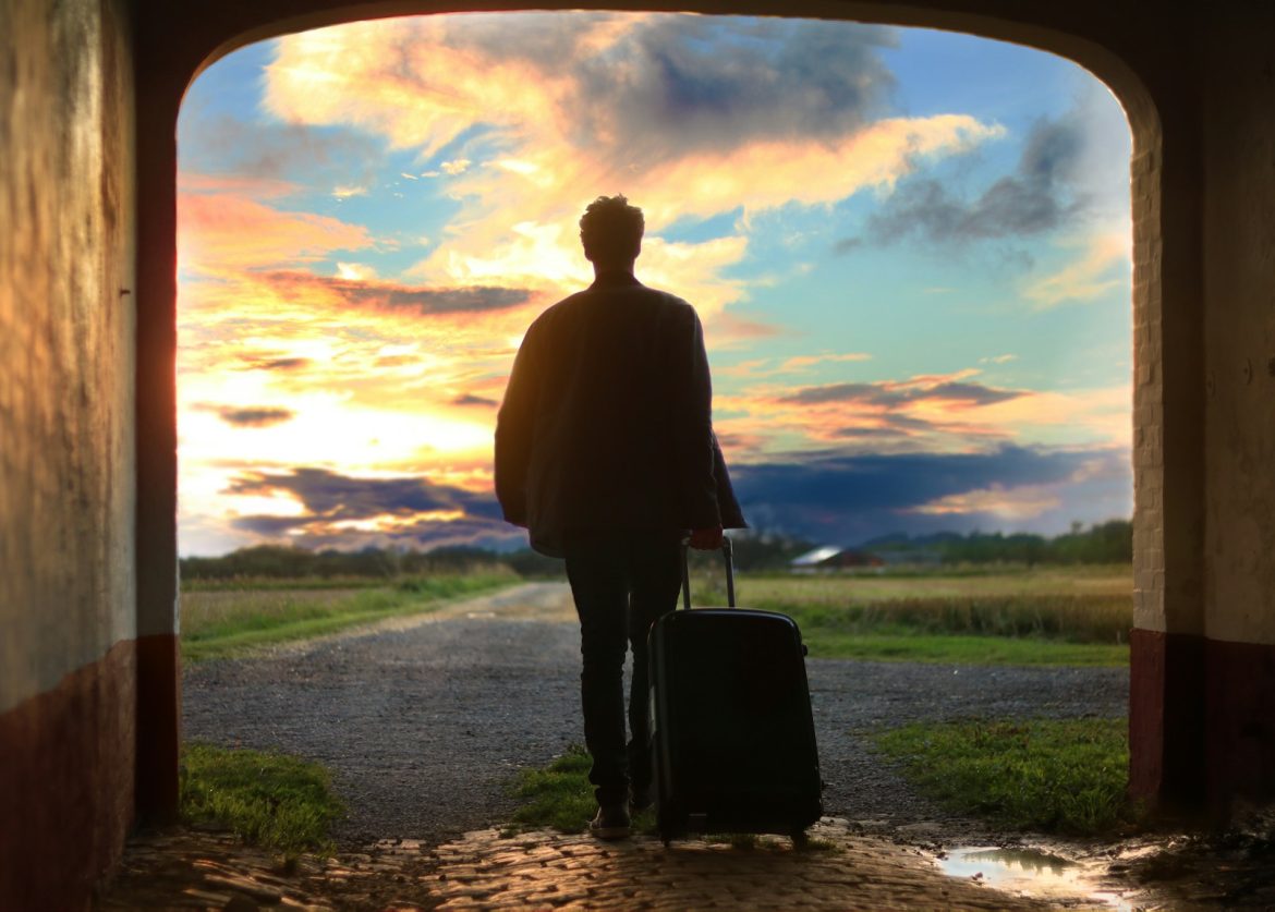 man holding luggage photo reisimine reis