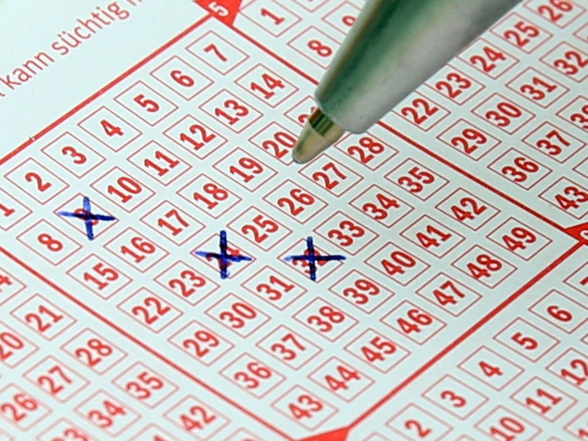 lotto, lottery ticket, seem, profit, pay, gambling, win, hope, millionaire, wrong way, way out, game, addicted to gambling, seeks, gambling addiction, ballpoint pen, writing implement, note, lotto, lotto, lotto, lotto, lotto, lottery ticket, lottery ticket
