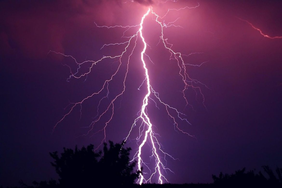 thunder, thunderstorm, purple, nature, storm, weather, flash, lightning, power, night sky, electric, energy, bolt, thunderbolt, electricity, voltage, climate, sky, dark, night