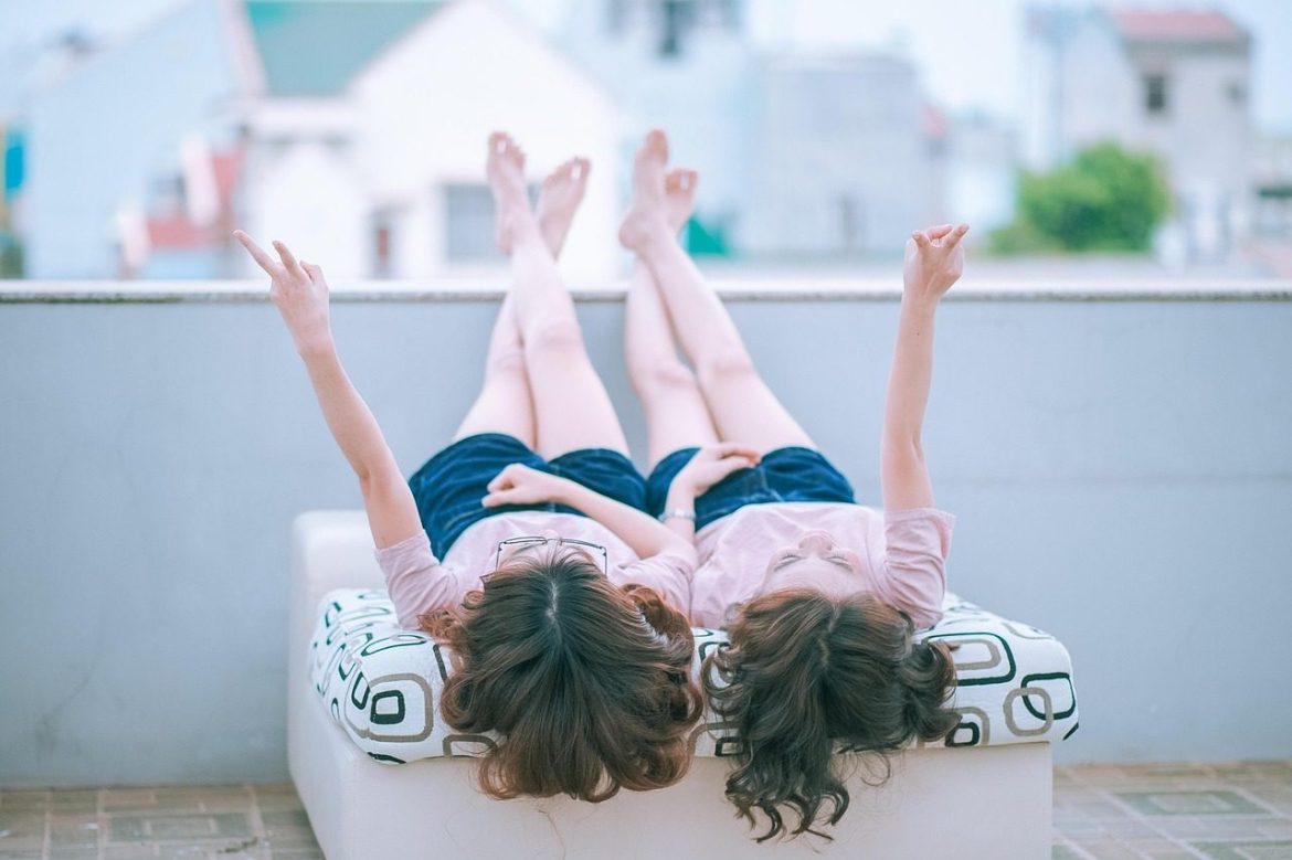 women, best friends, relationship, v sign, hand gesture, happy, couple, twins, siblings, lesbian, homosexual, young, love, together, girlfriend, girls, partner, friendship, lifestyle, leisure